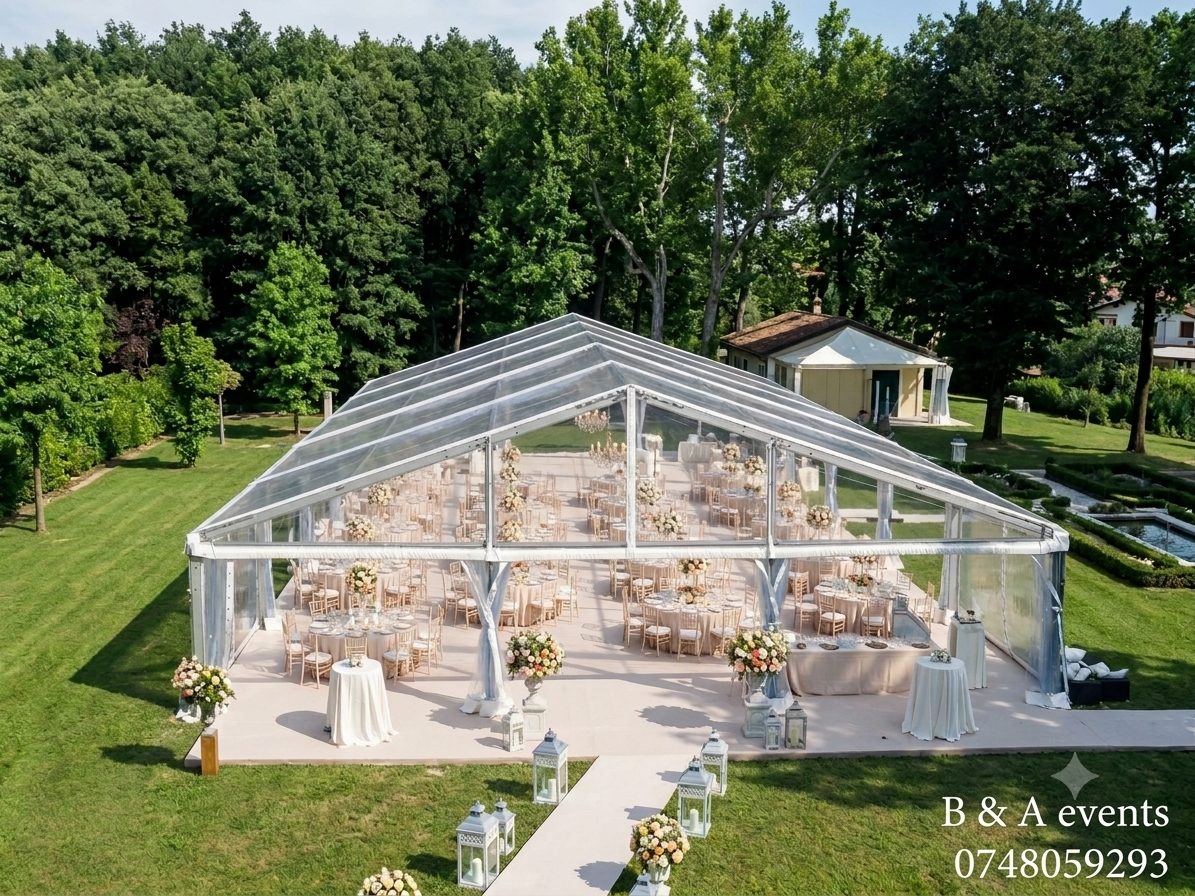 Cort transparent montat pe gazon, vedere de sus, cu alee de felinare